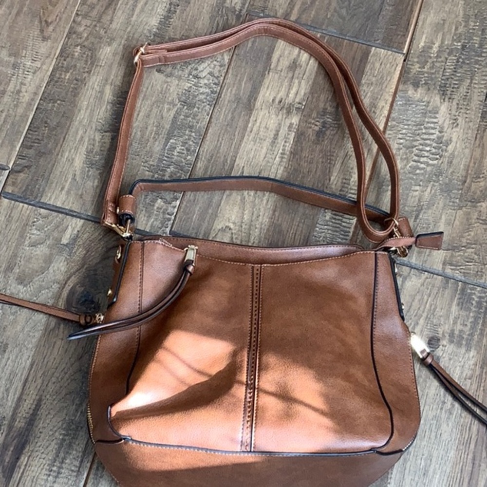 Realer like new purse with two strap lengths.